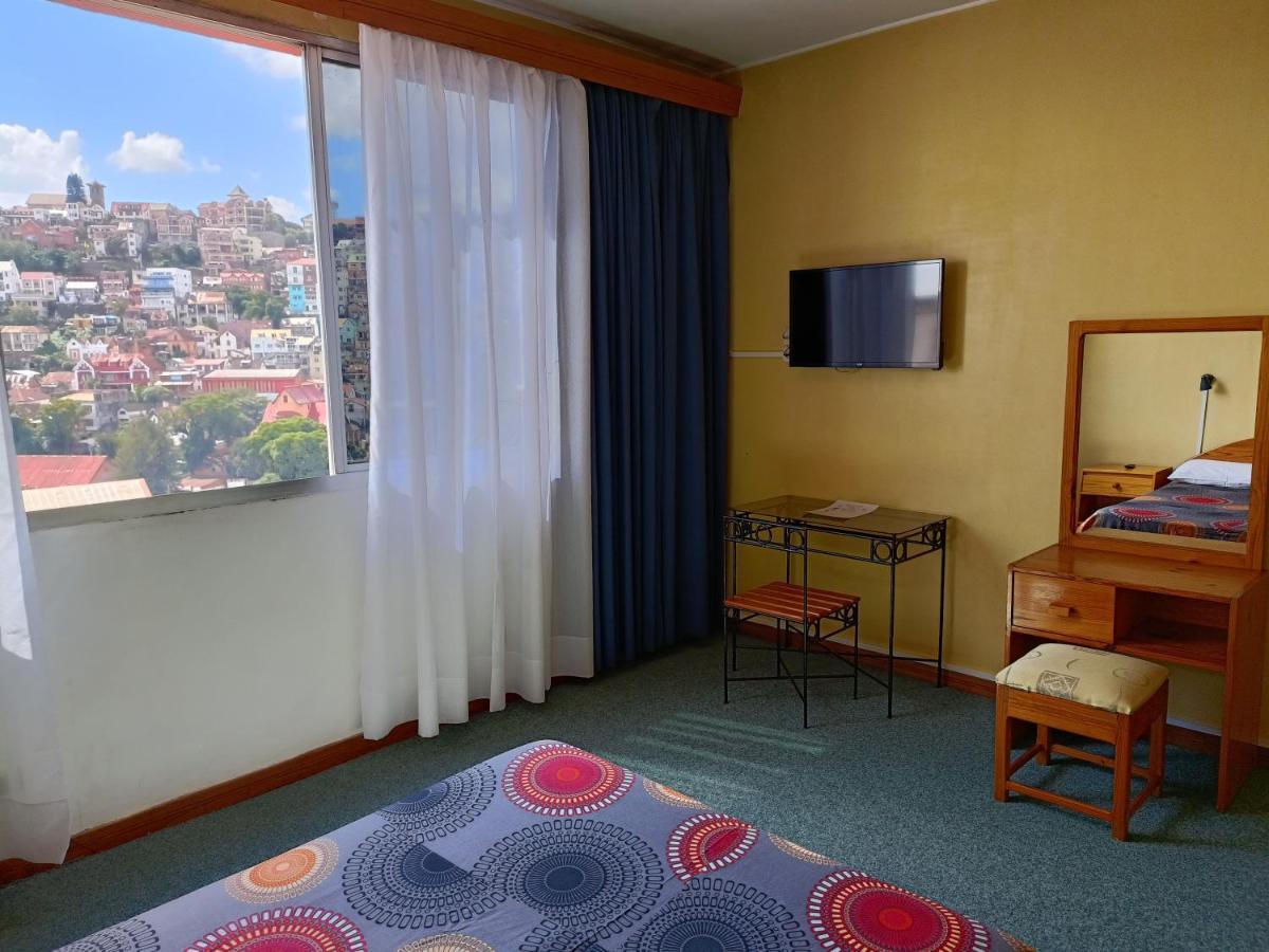 Aina Hotel Antananarivo Bagian luar foto